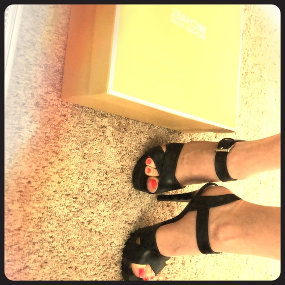 Michael Kors heels ๐ - Picture 7 of 7